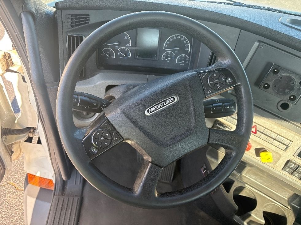 Day Cab Tractor-Heavy Duty Tractors-Freightliner-2021-T11664ST-Concord-NC-264,112\n\t\tmiles-$ 65,000 - Image 11