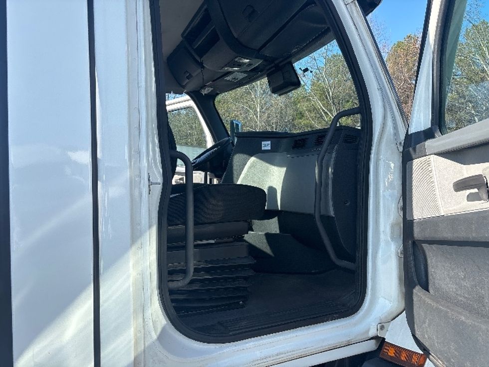 Day Cab Tractor-Heavy Duty Tractors-Freightliner-2021-T11664ST-Concord-NC-264,112\n\t\tmiles-$ 65,000 - Image 12