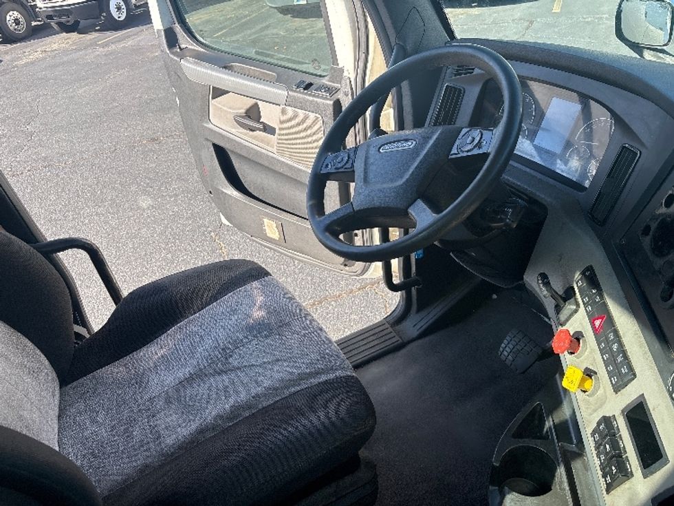 Day Cab Tractor-Heavy Duty Tractors-Freightliner-2021-T11664ST-Concord-NC-264,112\n\t\tmiles-$ 65,000 - Image 14
