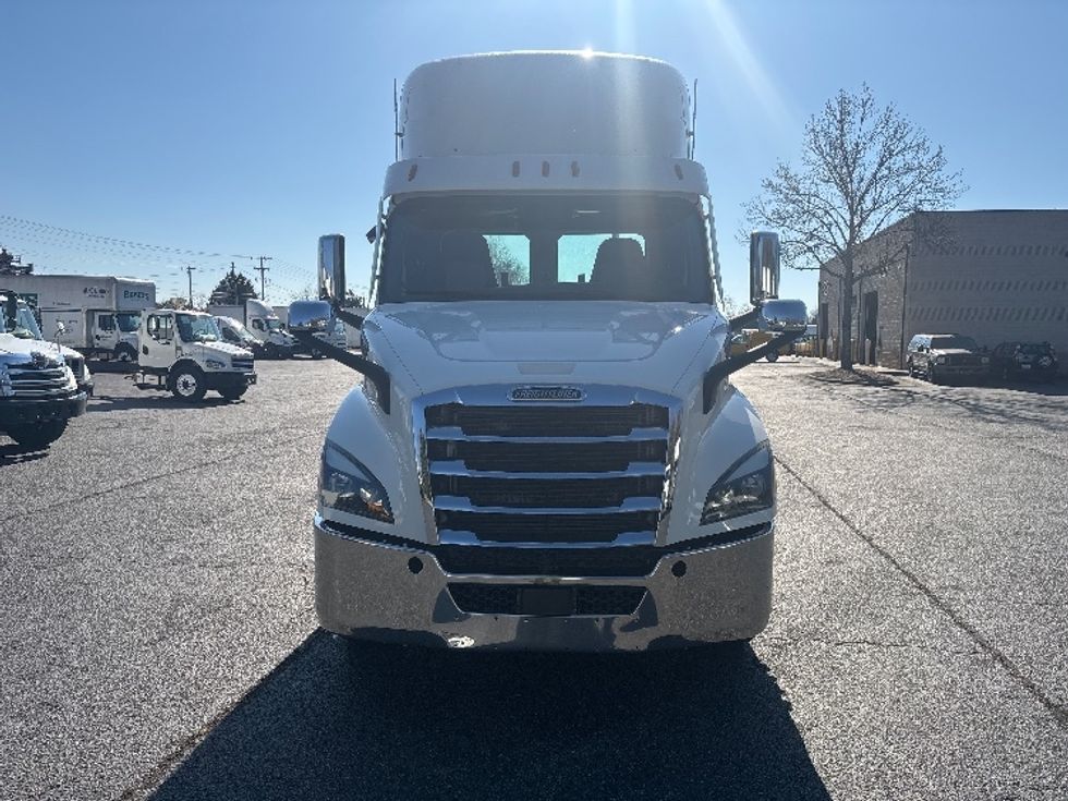 Day Cab Tractor-Heavy Duty Tractors-Freightliner-2021-T11664ST-Concord-NC-264,112\n\t\tmiles-$ 65,000 - Image 2