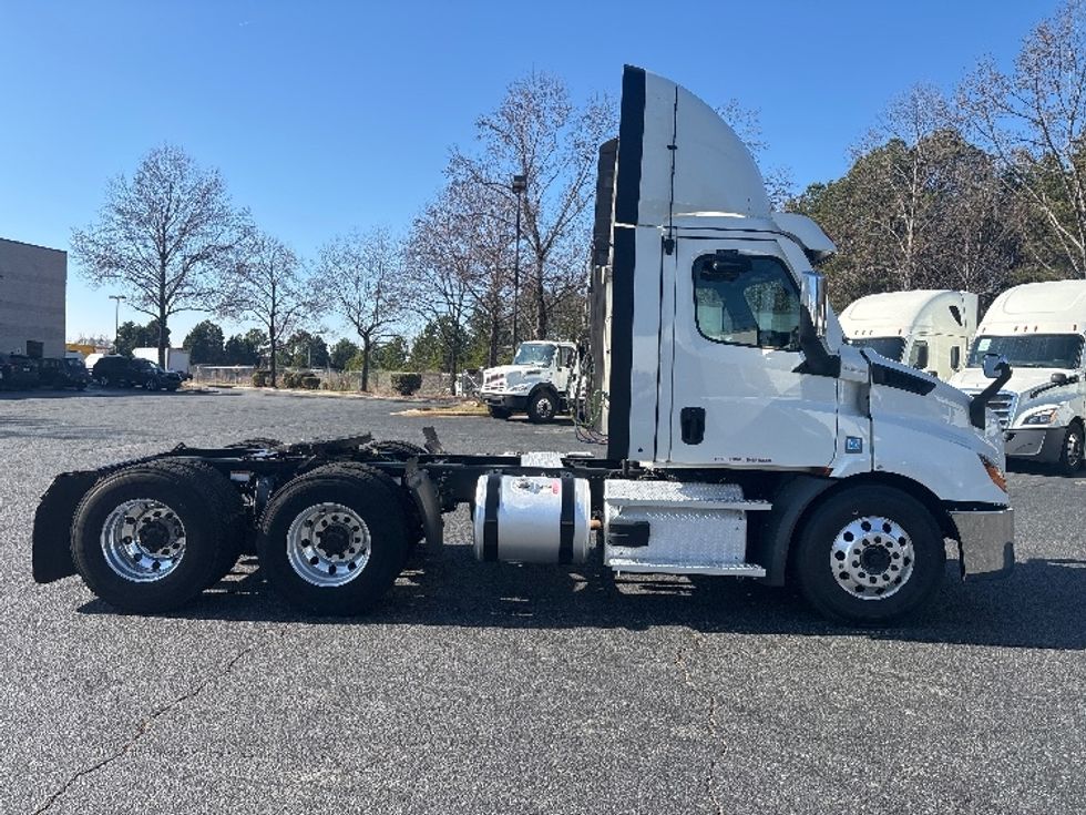 Day Cab Tractor-Heavy Duty Tractors-Freightliner-2021-T11664ST-Concord-NC-264,112\n\t\tmiles-$ 65,000 - Image 8