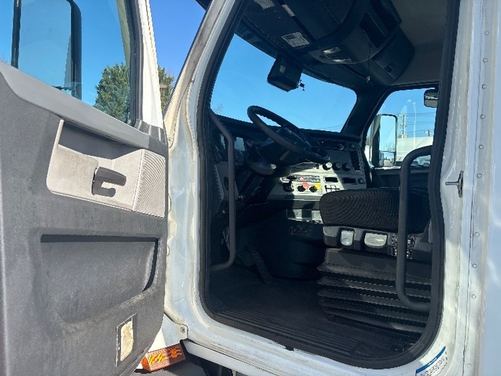 Day Cab Tractor-Heavy Duty Tractors-Freightliner-2021-T11664ST-Concord-NC-264,112\n\t\tmiles-$ 65,000 - Image 9