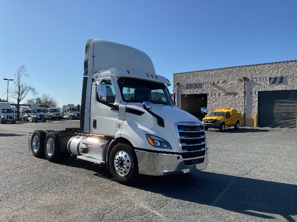 Day Cab Tractor-Heavy Duty Tractors-Freightliner-2021-T11664ST-Concord-NC-332,731\n\t\tmiles-$ 60,750 - Image 1