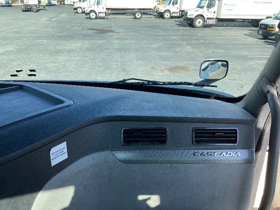 Day Cab Tractor-Heavy Duty Tractors-Freightliner-2021-T11664ST-Concord-NC-332,731\n\t\tmiles-$ 60,750 - Image 13