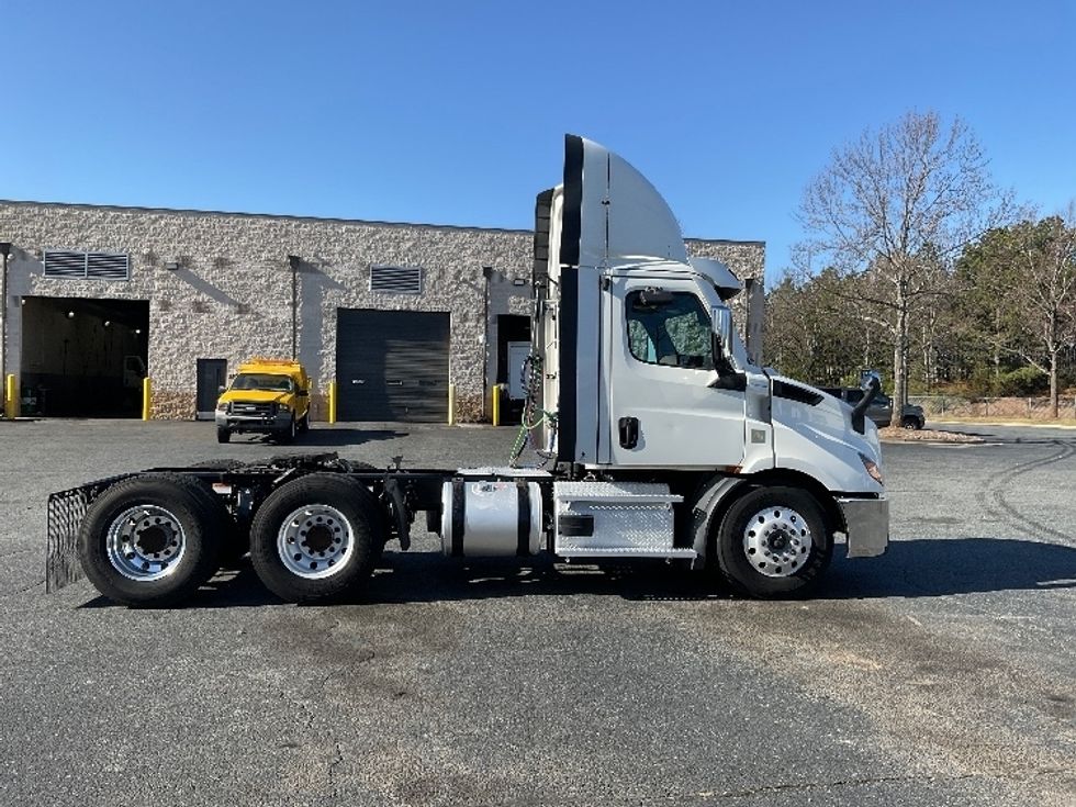 Day Cab Tractor-Heavy Duty Tractors-Freightliner-2021-T11664ST-Concord-NC-332,731\n\t\tmiles-$ 60,750 - Image 8