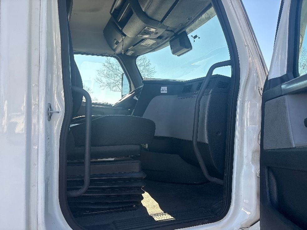 Day Cab Tractor-Heavy Duty Tractors-Freightliner-2021-T11664ST-Concord-NC-347,873\n\t\tmiles-$ 60,000 - Image 12