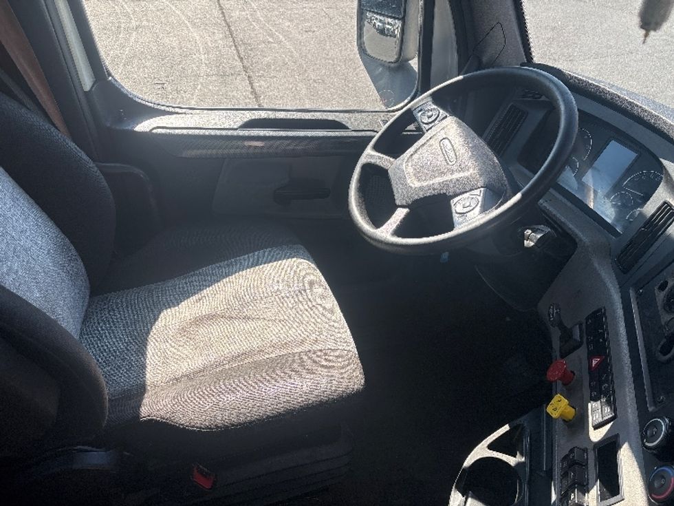Day Cab Tractor-Heavy Duty Tractors-Freightliner-2021-T11664ST-Concord-NC-347,873\n\t\tmiles-$ 60,000 - Image 14