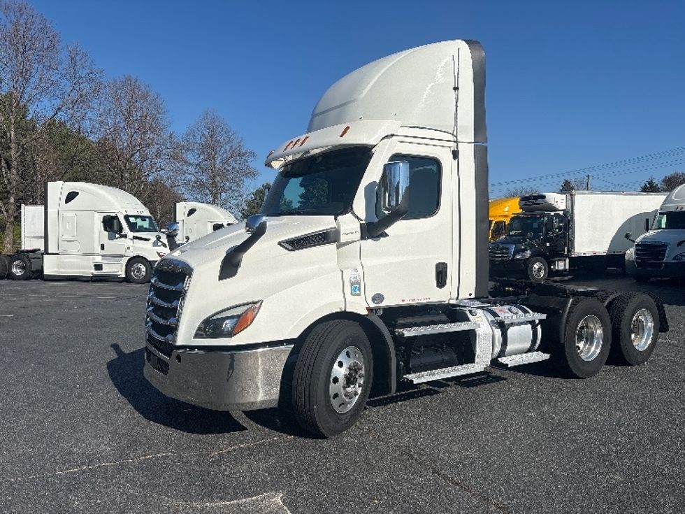 Day Cab Tractor-Heavy Duty Tractors-Freightliner-2021-T11664ST-Concord-NC-347,873\n\t\tmiles-$ 60,000 - Image 3