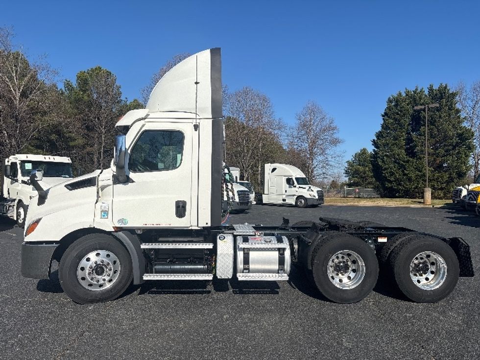 Day Cab Tractor-Heavy Duty Tractors-Freightliner-2021-T11664ST-Concord-NC-347,873\n\t\tmiles-$ 60,000 - Image 4