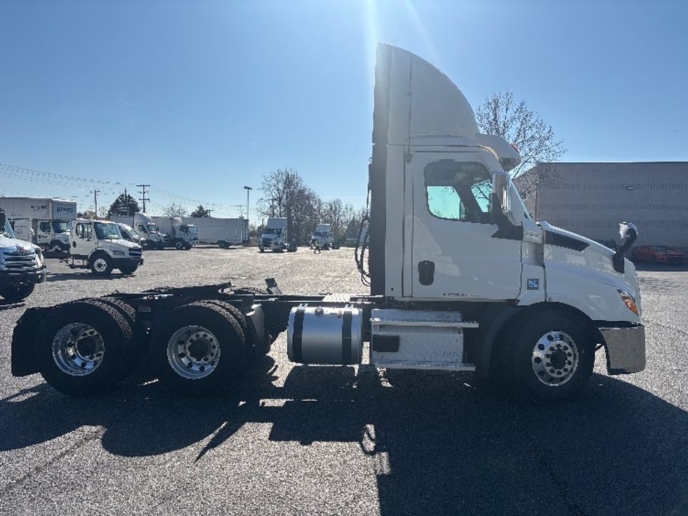 Day Cab Tractor-Heavy Duty Tractors-Freightliner-2021-T11664ST-Concord-NC-347,873\n\t\tmiles-$ 60,000 - Image 8