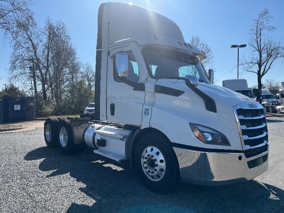 Day Cab Tractor-Heavy Duty Tractors-Freightliner-2021-T11664ST-Concord-NC-365,101\n\t\tmiles-$ 58,750 - Image 1