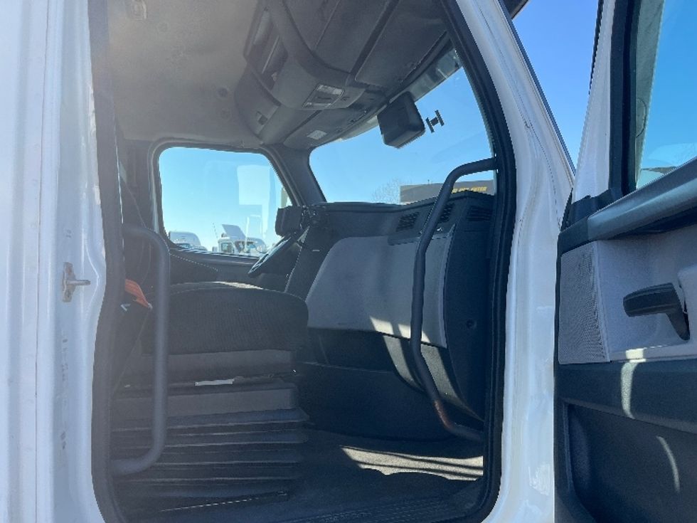 Day Cab Tractor-Heavy Duty Tractors-Freightliner-2021-T11664ST-Concord-NC-365,167\n\t\tmiles-$ 58,750 - Image 12