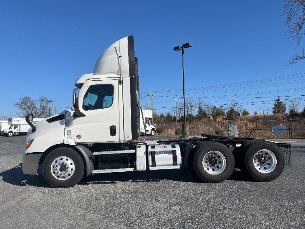 Day Cab Tractor-Heavy Duty Tractors-Freightliner-2021-T11664ST-Concord-NC-365,167\n\t\tmiles-$ 58,750 - Image 4