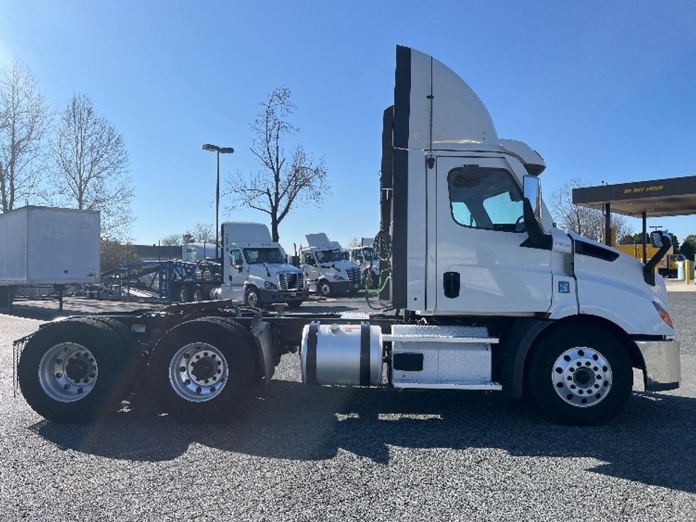 Day Cab Tractor-Heavy Duty Tractors-Freightliner-2021-T11664ST-Concord-NC-365,167\n\t\tmiles-$ 58,750 - Image 8