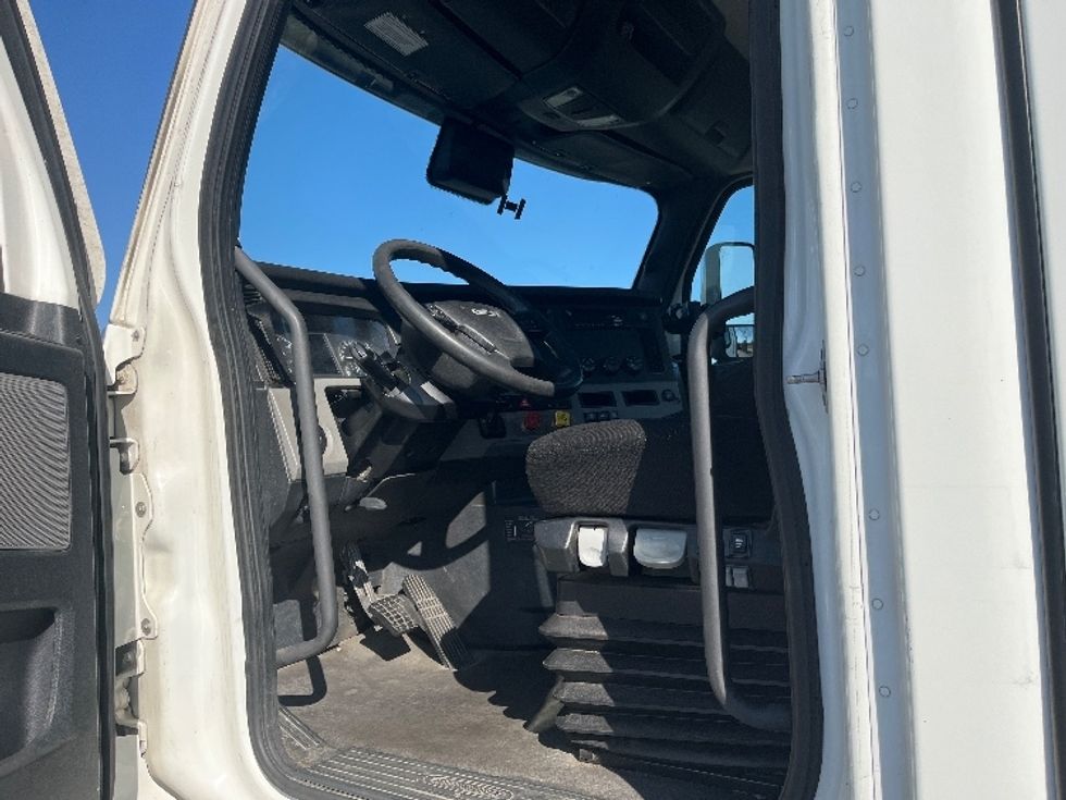 Day Cab Tractor-Heavy Duty Tractors-Freightliner-2021-T11664ST-Concord-NC-365,167\n\t\tmiles-$ 58,750 - Image 9