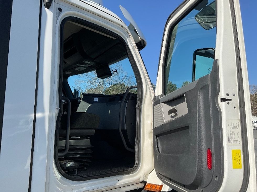 Day Cab Tractor-Heavy Duty Tractors-Freightliner-2021-T11664ST-Concord-NC-370,600\n\t\tmiles-$ 58,500 - Image 12