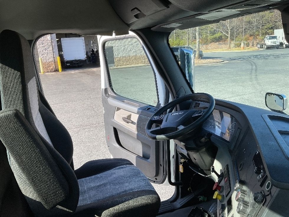 Day Cab Tractor-Heavy Duty Tractors-Freightliner-2021-T11664ST-Concord-NC-370,600\n\t\tmiles-$ 58,500 - Image 14