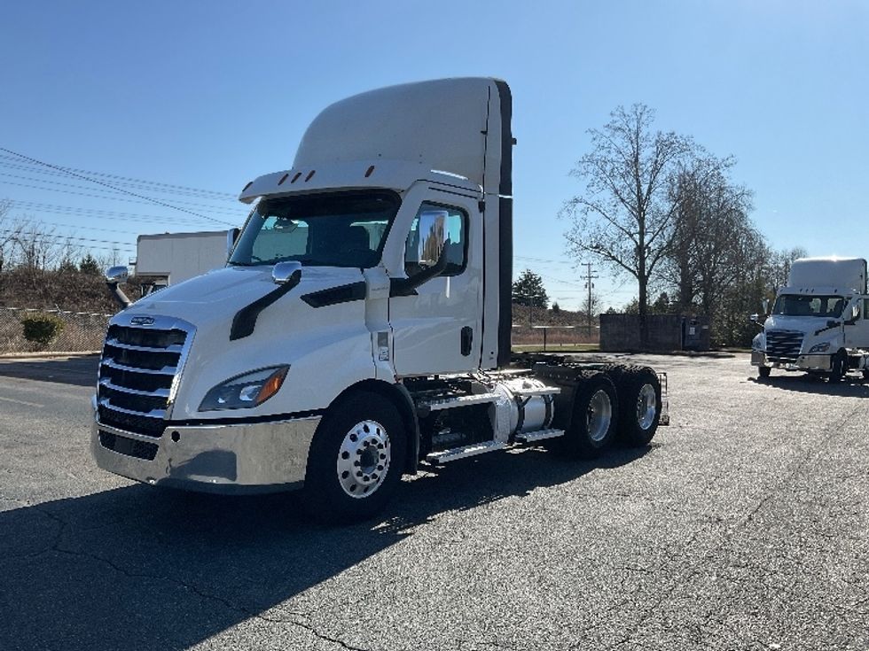 Day Cab Tractor-Heavy Duty Tractors-Freightliner-2021-T11664ST-Concord-NC-370,600\n\t\tmiles-$ 58,500 - Image 3
