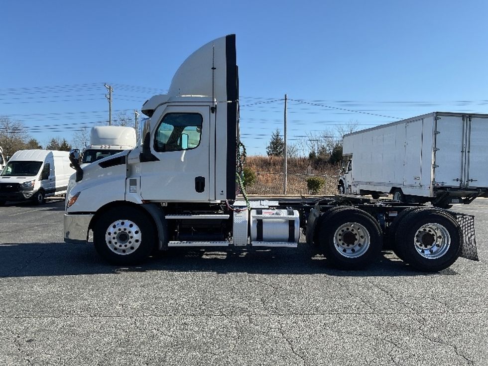 Day Cab Tractor-Heavy Duty Tractors-Freightliner-2021-T11664ST-Concord-NC-370,600\n\t\tmiles-$ 58,500 - Image 4