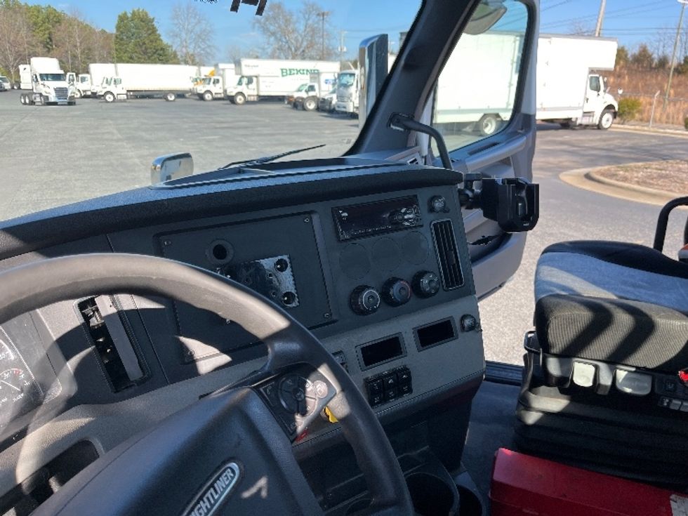 Day Cab Tractor-Heavy Duty Tractors-Freightliner-2021-T11664ST-Concord-NC-375,131\n\t\tmiles-$ 58,250 - Image 10