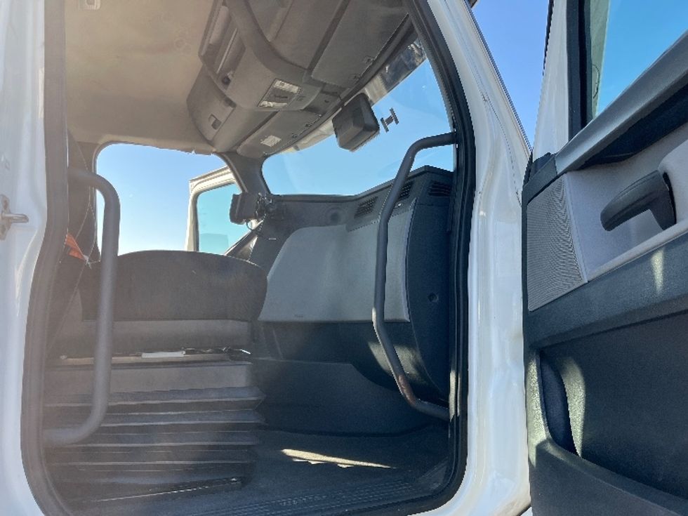 Day Cab Tractor-Heavy Duty Tractors-Freightliner-2021-T11664ST-Concord-NC-375,131\n\t\tmiles-$ 58,250 - Image 12