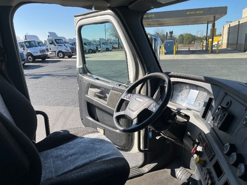 Day Cab Tractor-Heavy Duty Tractors-Freightliner-2021-T11664ST-Concord-NC-375,131\n\t\tmiles-$ 58,250 - Image 14