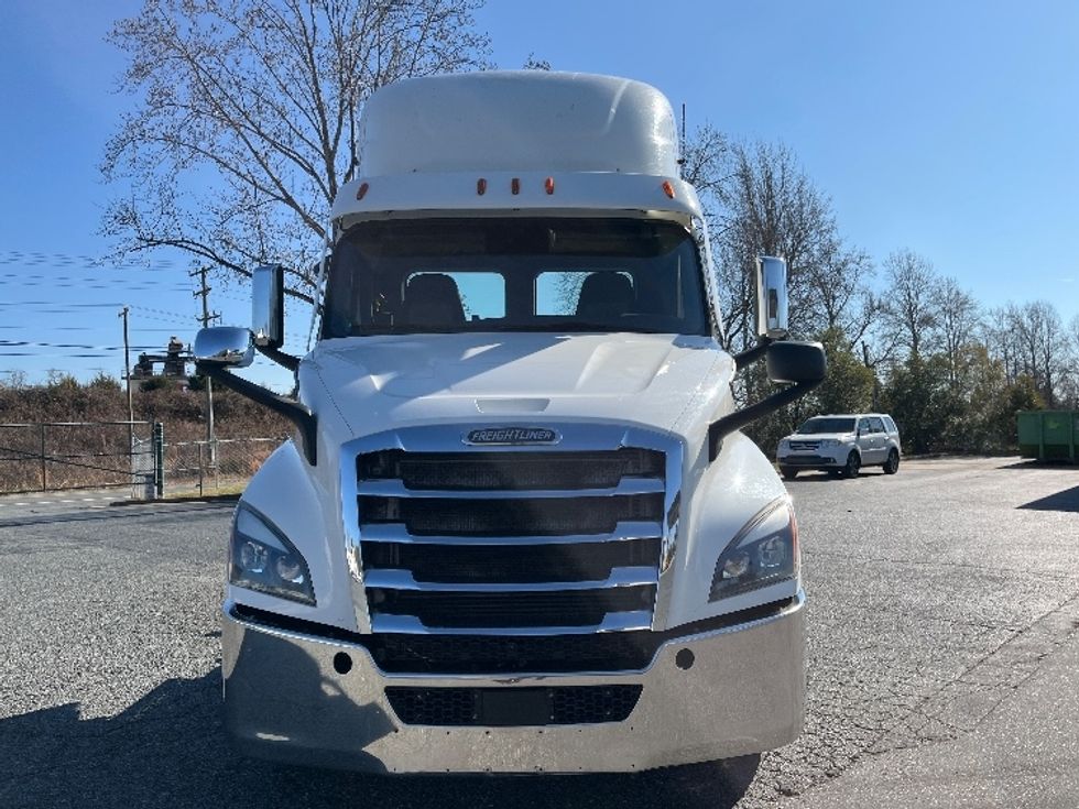 Day Cab Tractor-Heavy Duty Tractors-Freightliner-2021-T11664ST-Concord-NC-375,131\n\t\tmiles-$ 58,250 - Image 2