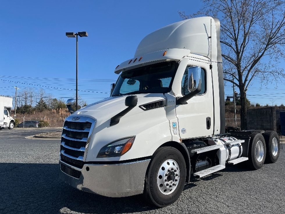 Day Cab Tractor-Heavy Duty Tractors-Freightliner-2021-T11664ST-Concord-NC-375,131\n\t\tmiles-$ 58,250 - Image 3