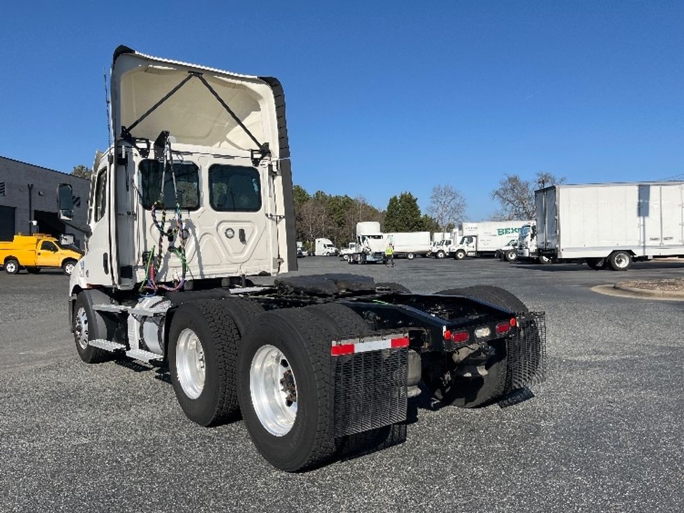 Day Cab Tractor-Heavy Duty Tractors-Freightliner-2021-T11664ST-Concord-NC-375,131\n\t\tmiles-$ 58,250 - Image 5