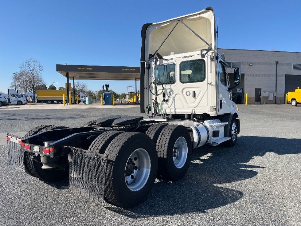 Day Cab Tractor-Heavy Duty Tractors-Freightliner-2021-T11664ST-Concord-NC-375,131\n\t\tmiles-$ 58,250 - Image 7
