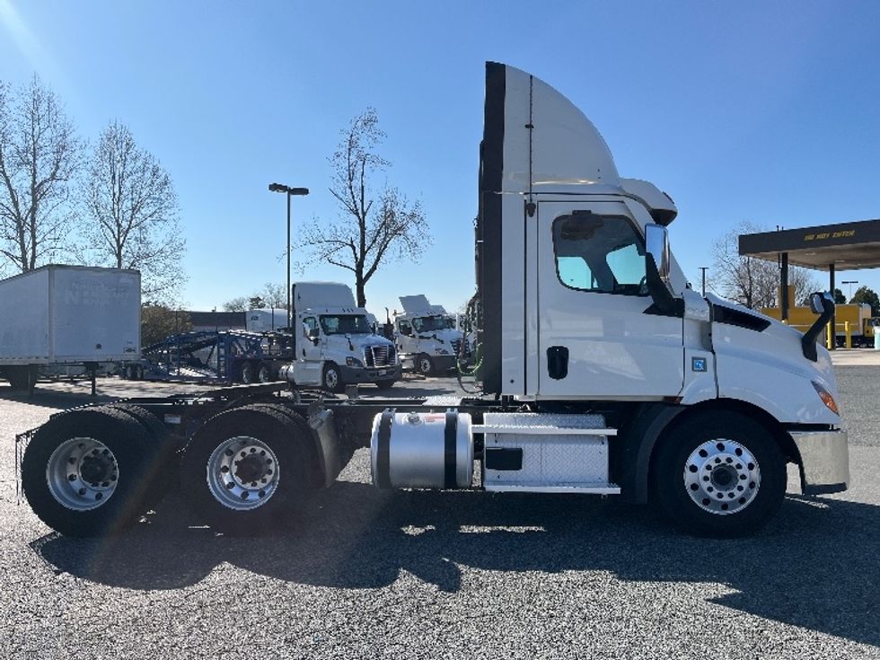 Day Cab Tractor-Heavy Duty Tractors-Freightliner-2021-T11664ST-Concord-NC-375,131\n\t\tmiles-$ 58,250 - Image 8