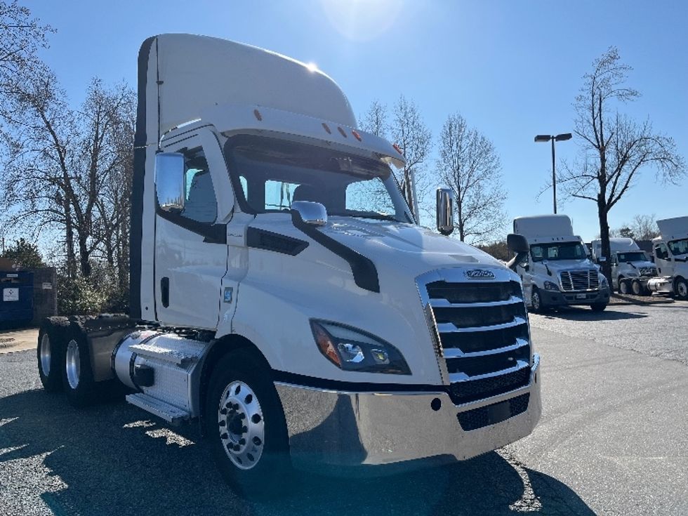 Day Cab Tractor-Heavy Duty Tractors-Freightliner-2021-T11664ST-Concord-NC-375,200\n\t\tmiles-$ 58,250 - Image 1