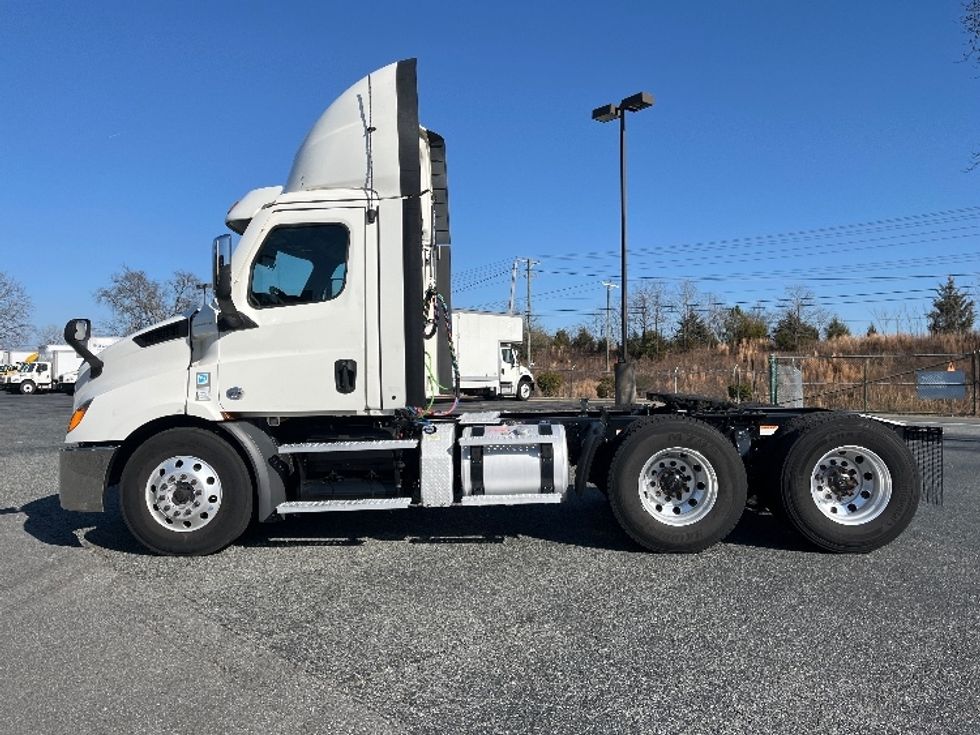 Day Cab Tractor-Heavy Duty Tractors-Freightliner-2021-T11664ST-Concord-NC-375,200\n\t\tmiles-$ 58,250 - Image 4