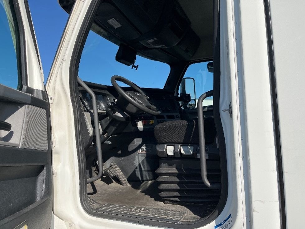 Day Cab Tractor-Heavy Duty Tractors-Freightliner-2021-T11664ST-Concord-NC-375,200\n\t\tmiles-$ 58,250 - Image 9