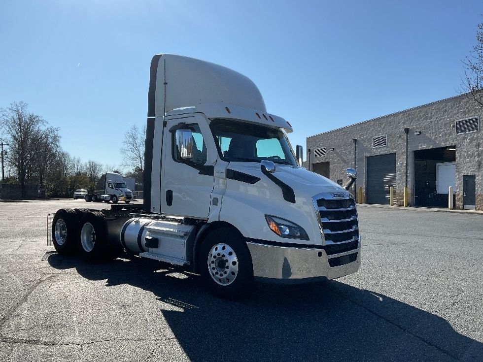 Day Cab Tractor-Heavy Duty Tractors-Freightliner-2021-T11664ST-Concord-NC-379,450\n\t\tmiles-$ 58,000 - Image 1