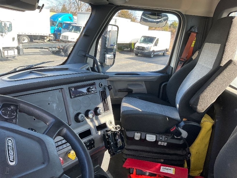 Day Cab Tractor-Heavy Duty Tractors-Freightliner-2021-T11664ST-Concord-NC-379,450\n\t\tmiles-$ 58,000 - Image 10