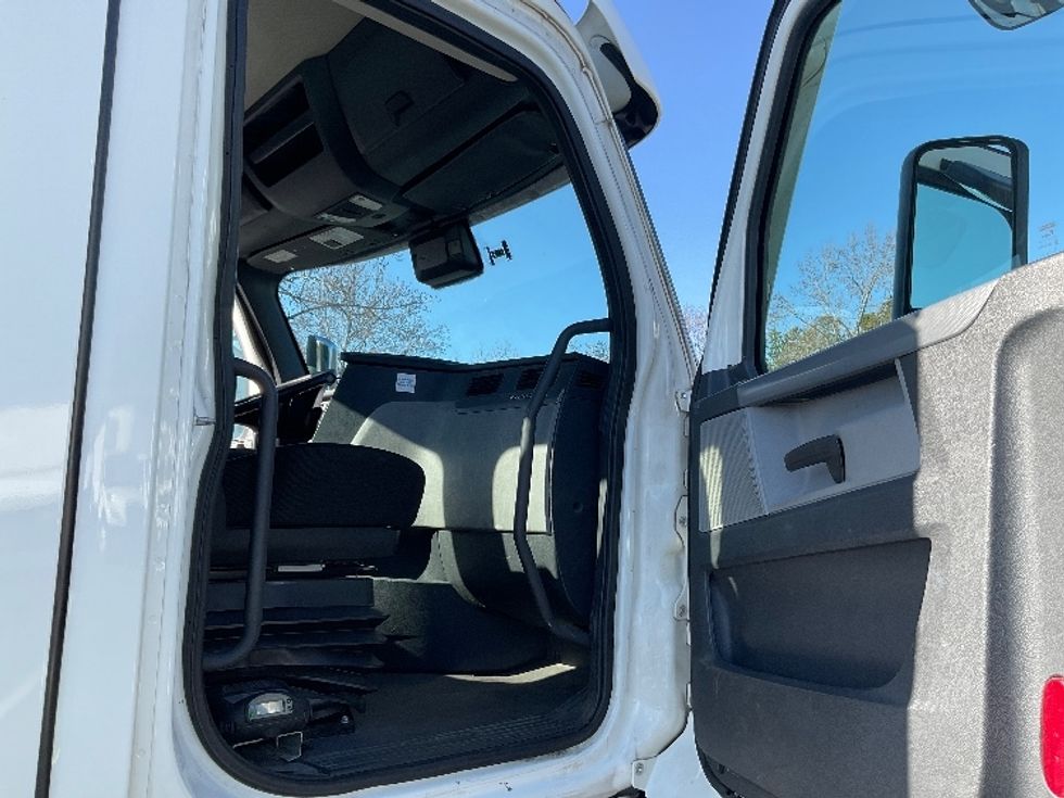 Day Cab Tractor-Heavy Duty Tractors-Freightliner-2021-T11664ST-Concord-NC-379,450\n\t\tmiles-$ 58,000 - Image 12