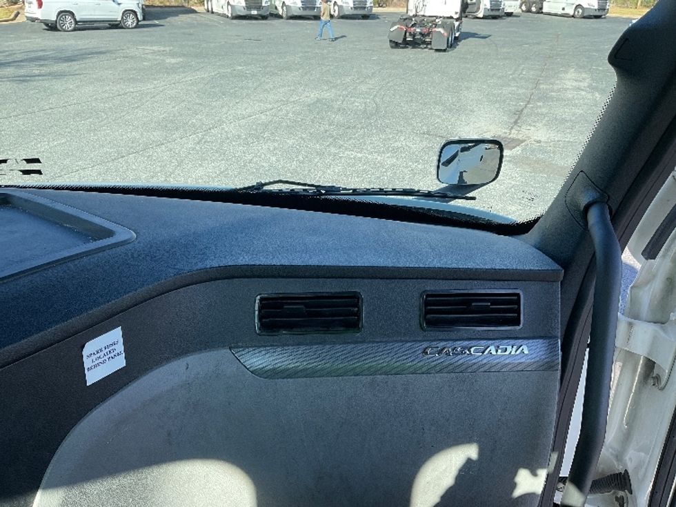 Day Cab Tractor-Heavy Duty Tractors-Freightliner-2021-T11664ST-Concord-NC-379,450\n\t\tmiles-$ 58,000 - Image 13