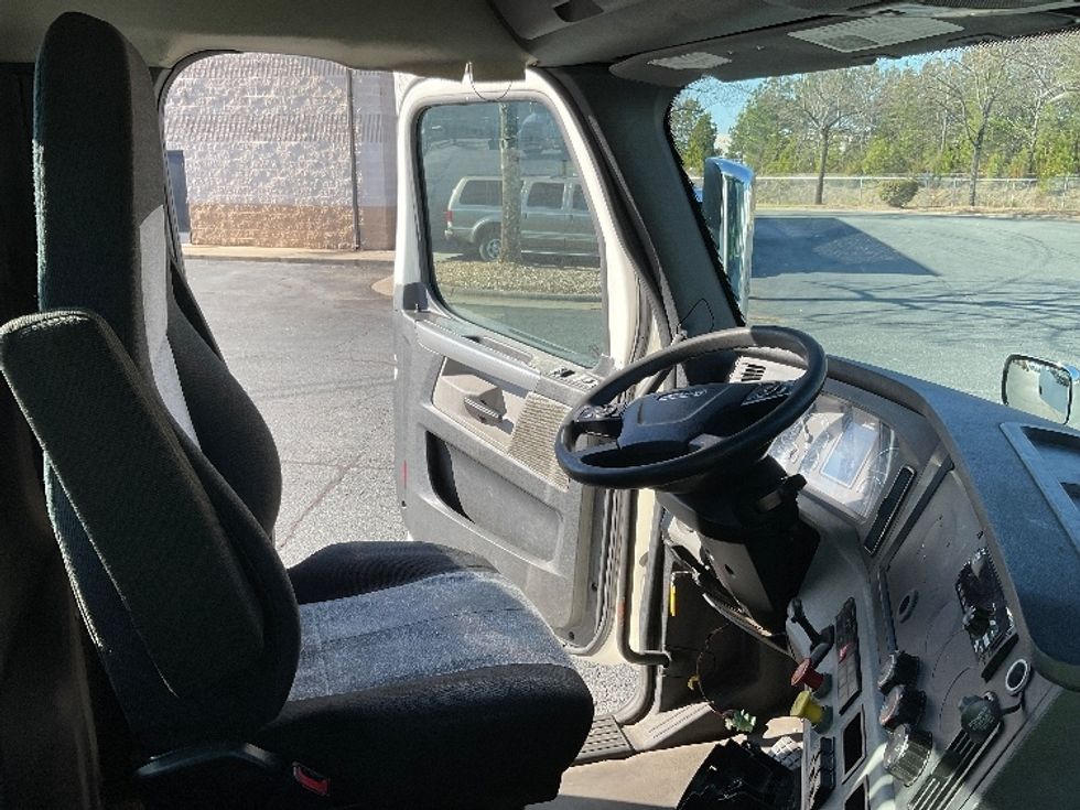 Day Cab Tractor-Heavy Duty Tractors-Freightliner-2021-T11664ST-Concord-NC-379,450\n\t\tmiles-$ 58,000 - Image 14
