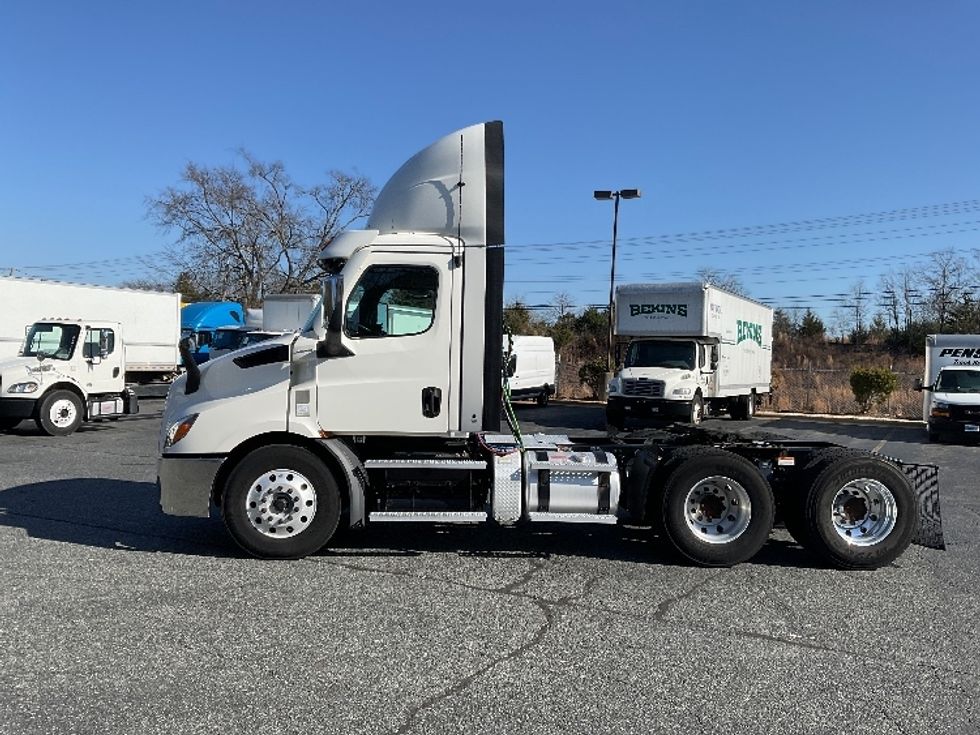 Day Cab Tractor-Heavy Duty Tractors-Freightliner-2021-T11664ST-Concord-NC-379,450\n\t\tmiles-$ 58,000 - Image 4