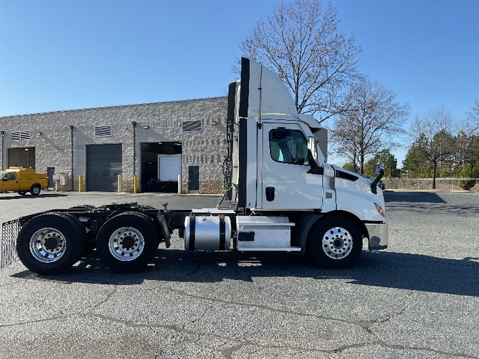 Day Cab Tractor-Heavy Duty Tractors-Freightliner-2021-T11664ST-Concord-NC-379,450\n\t\tmiles-$ 58,000 - Image 8