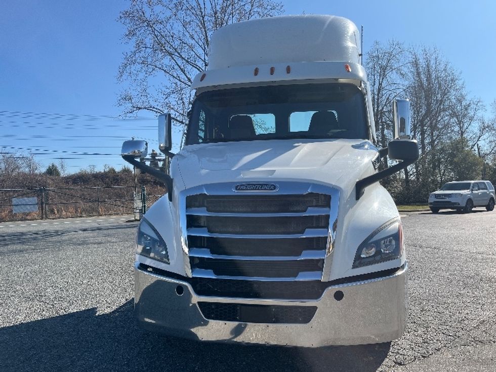 Day Cab Tractor-Heavy Duty Tractors-Freightliner-2021-T11664ST-Concord-NC-381,957\n\t\tmiles-$ 57,750 - Image 2