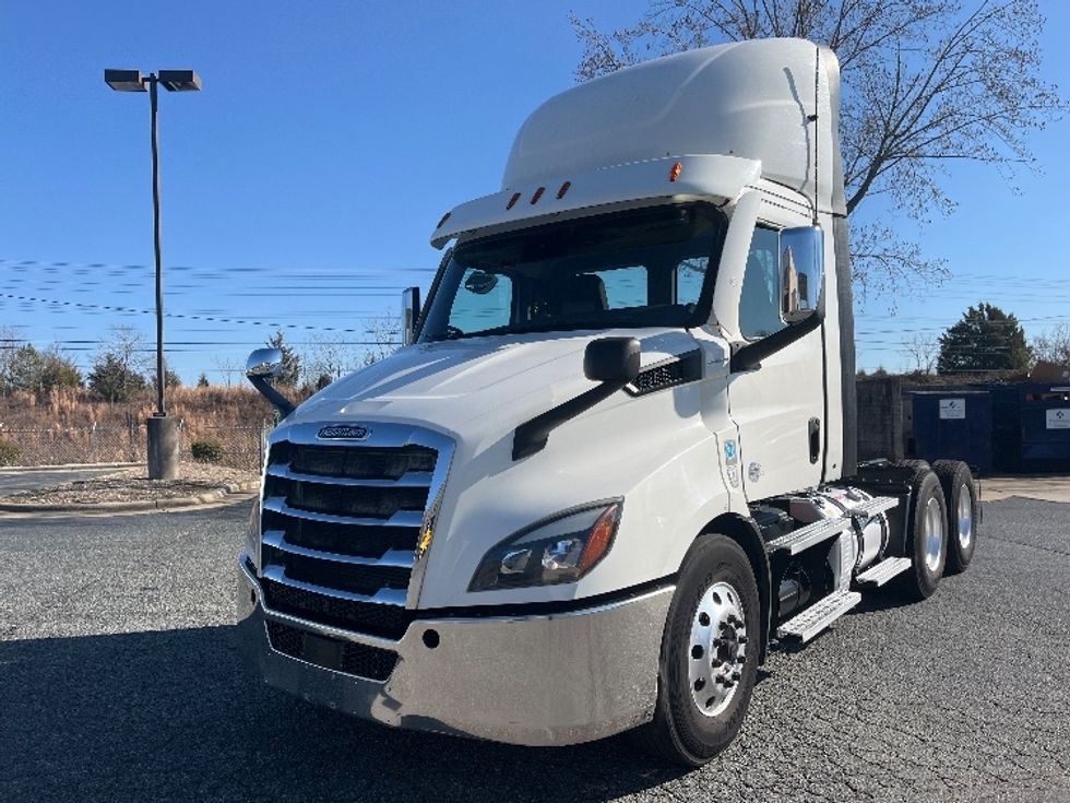 Day Cab Tractor-Heavy Duty Tractors-Freightliner-2021-T11664ST-Concord-NC-381,957\n\t\tmiles-$ 57,750 - Image 3