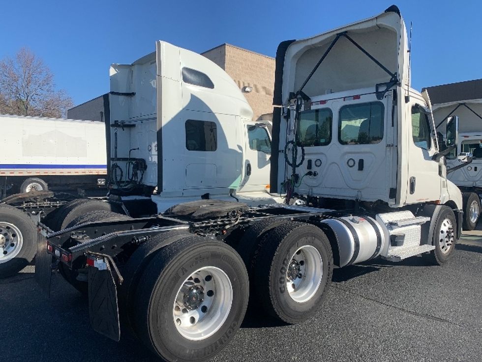 Day Cab Tractor-Heavy Duty Tractors-Freightliner-2021-T11664ST-Concord-NC-381,957\n\t\tmiles-$ 57,750 - Image 7