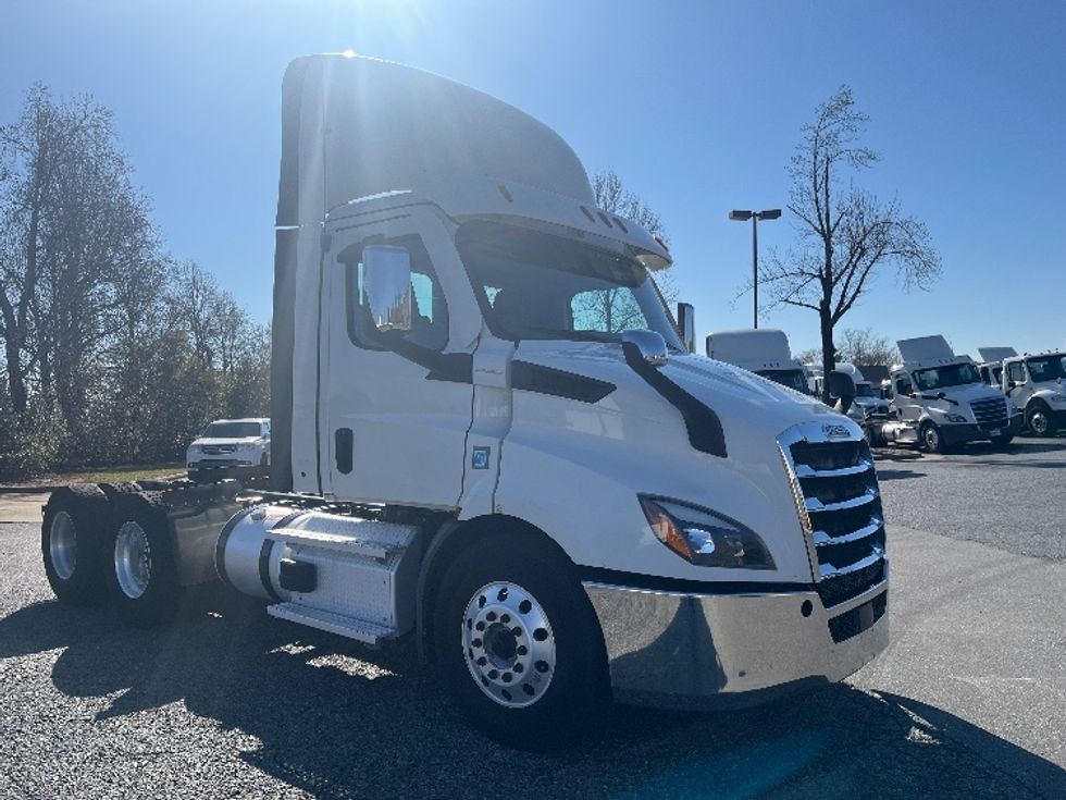 Day Cab Tractor-Heavy Duty Tractors-Freightliner-2021-T11664ST-Concord-NC-385,599\n\t\tmiles-$ 57,500 - Image 1