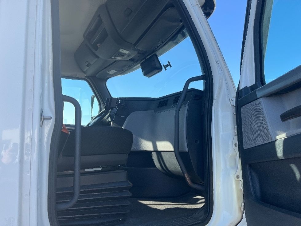 Day Cab Tractor-Heavy Duty Tractors-Freightliner-2021-T11664ST-Concord-NC-385,599\n\t\tmiles-$ 57,500 - Image 12