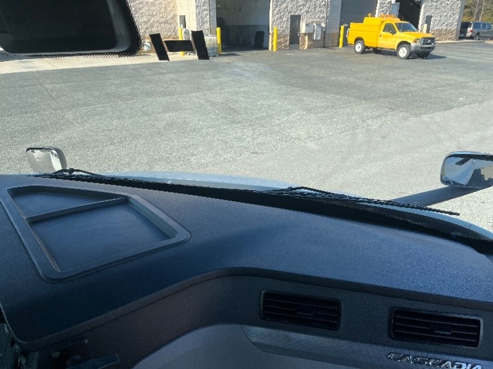 Day Cab Tractor-Heavy Duty Tractors-Freightliner-2021-T11664ST-Concord-NC-385,599\n\t\tmiles-$ 57,500 - Image 13