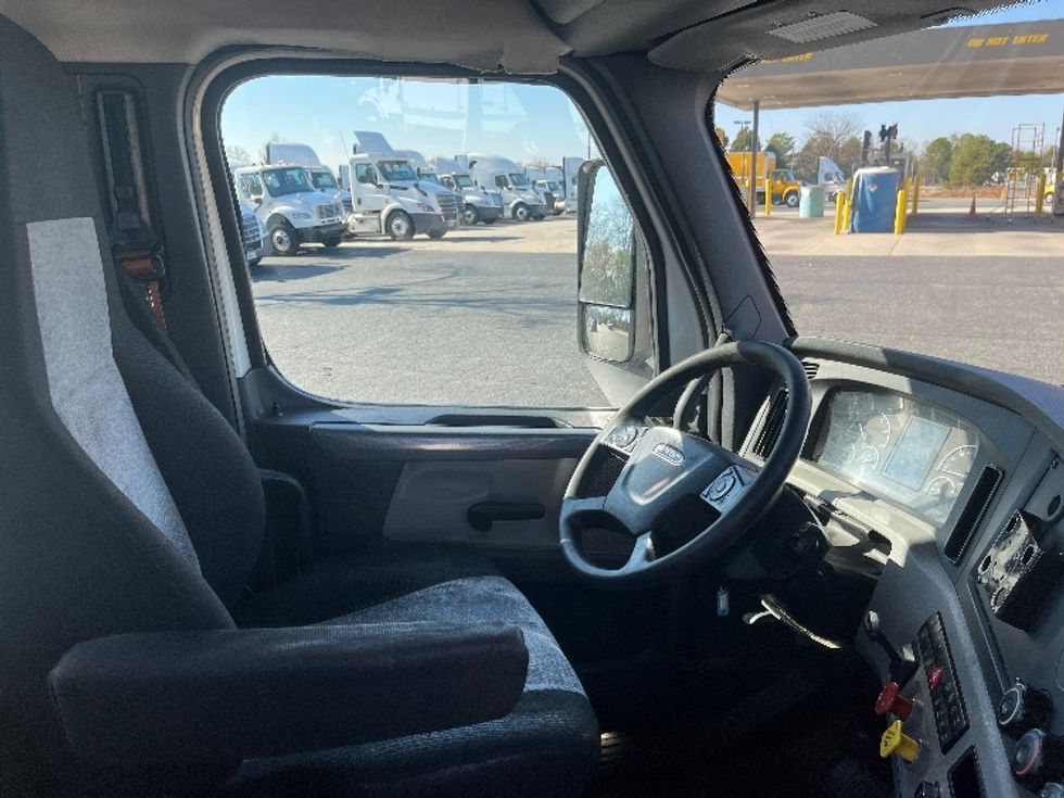 Day Cab Tractor-Heavy Duty Tractors-Freightliner-2021-T11664ST-Concord-NC-385,599\n\t\tmiles-$ 57,500 - Image 14