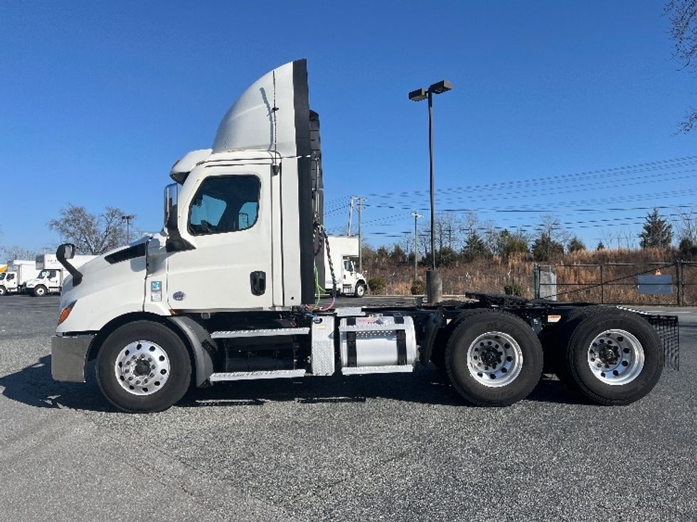 Day Cab Tractor-Heavy Duty Tractors-Freightliner-2021-T11664ST-Concord-NC-385,599\n\t\tmiles-$ 57,500 - Image 4