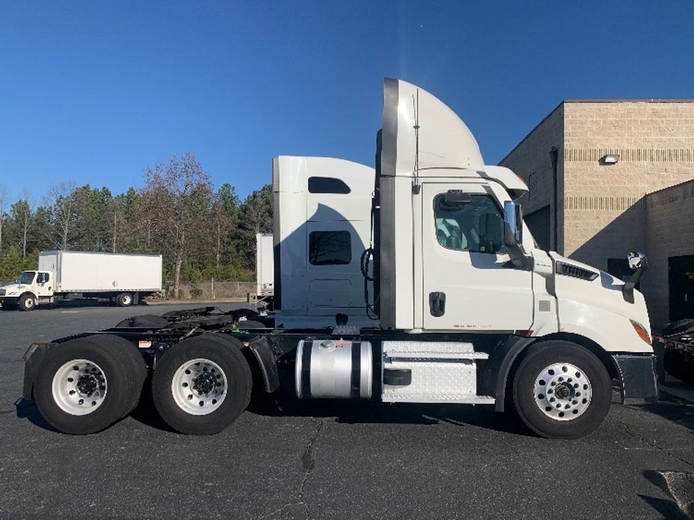 Day Cab Tractor-Heavy Duty Tractors-Freightliner-2021-T11664ST-Concord-NC-385,599\n\t\tmiles-$ 57,500 - Image 8